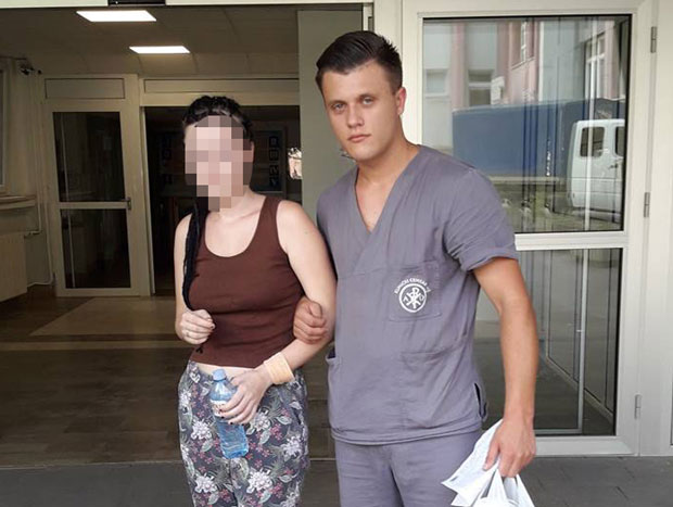 Док сам се гушила, убо ме је сечивом у врат